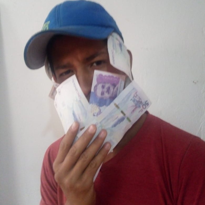 guahineitor's tweet photo. Cuando recibo la quincena // al otro día comiendo arroz con huevo https://t.co/uZCc52BM3K