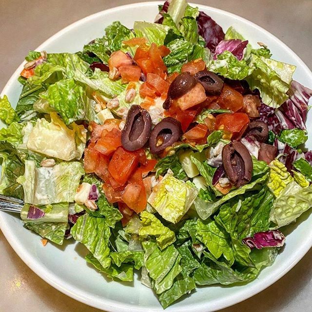 harryspizzeria's tweet photo. You got that right! 🥗 📸: @patmackincoconutgrove “Healthy and delicious Harry’s Chopped Salad with romaine, carrot, red onion, farro, auribella cheese, kalamata olives, tomato, white beans and creamy lemon dressing. #salad #fresh #lemondressing #whitebean #foodporn #playwithy… https://t.co/KKYX5qDRQy