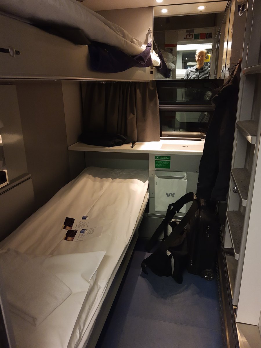 pieter_dewilde's tweet photo. Taking the 🌌🚂 to Oslo. 7 hours. A minor application of #KnowledgeForABetterWorld @NTNUnorway. https://t.co/0qm7KPv1q5