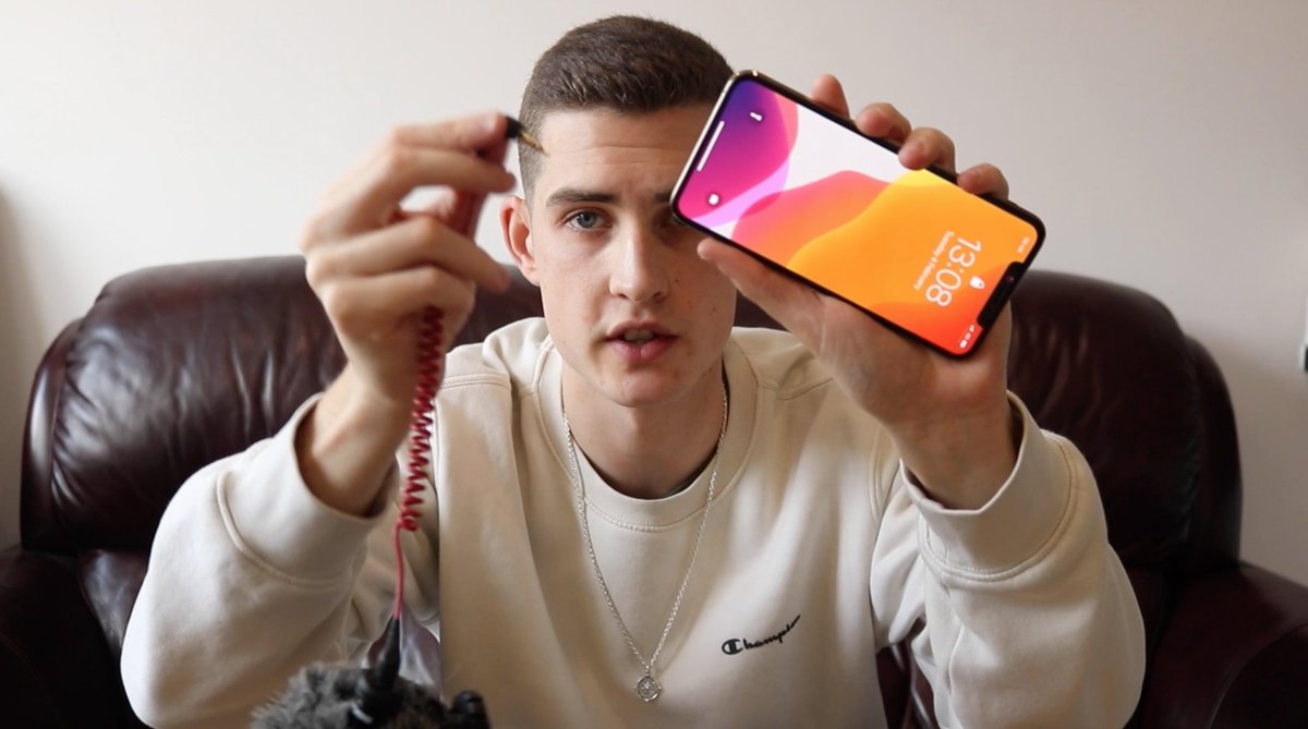 MikeChudley's tweet image. 5 Ways to make BETTER iPhone Vlogs - OUT NOW

Here's 4 frames from tonights new YT video explaining how to vlog with a Phone.

youtu.be/HwE9gBLEArw

ps. the random frame of some shoes is explained in the vid

#phonevideo #vlog #howtovlog