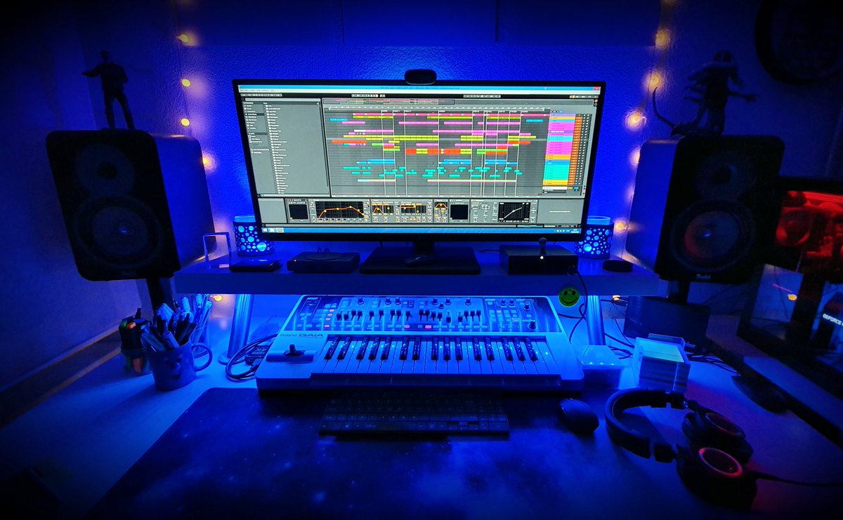 michaeloakmusic's tweet photo. Just finished one of my favorites from my upcoming Album "On Body and Soul"
This is "Travel" and I can't wait to share it with you 😎

#music #ableton #musicproduction #producer #trance #trancefamily #progressive #130bpm #melodic #newalbum #onbodyandsoul #uplifting #travel https://t.co/D0bkqJCmHt