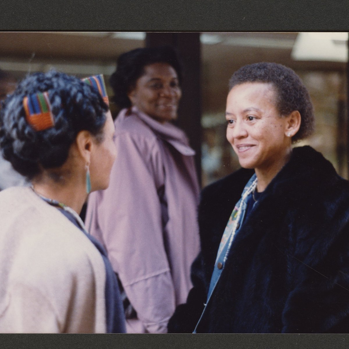 EmoryRoseMARBL's tweet photo. #NikkiGiovanni comes to campus to read her poetry on February 22! The #poet appears throughout our collections, including the #MariEvans papers. Here, she and #SoniaSanchez, two legendary #writers appear in this candid shot. Learn more about the event: https://t.co/Ae3Tw1xTQ7. https://t.co/HjTuVRRMUI