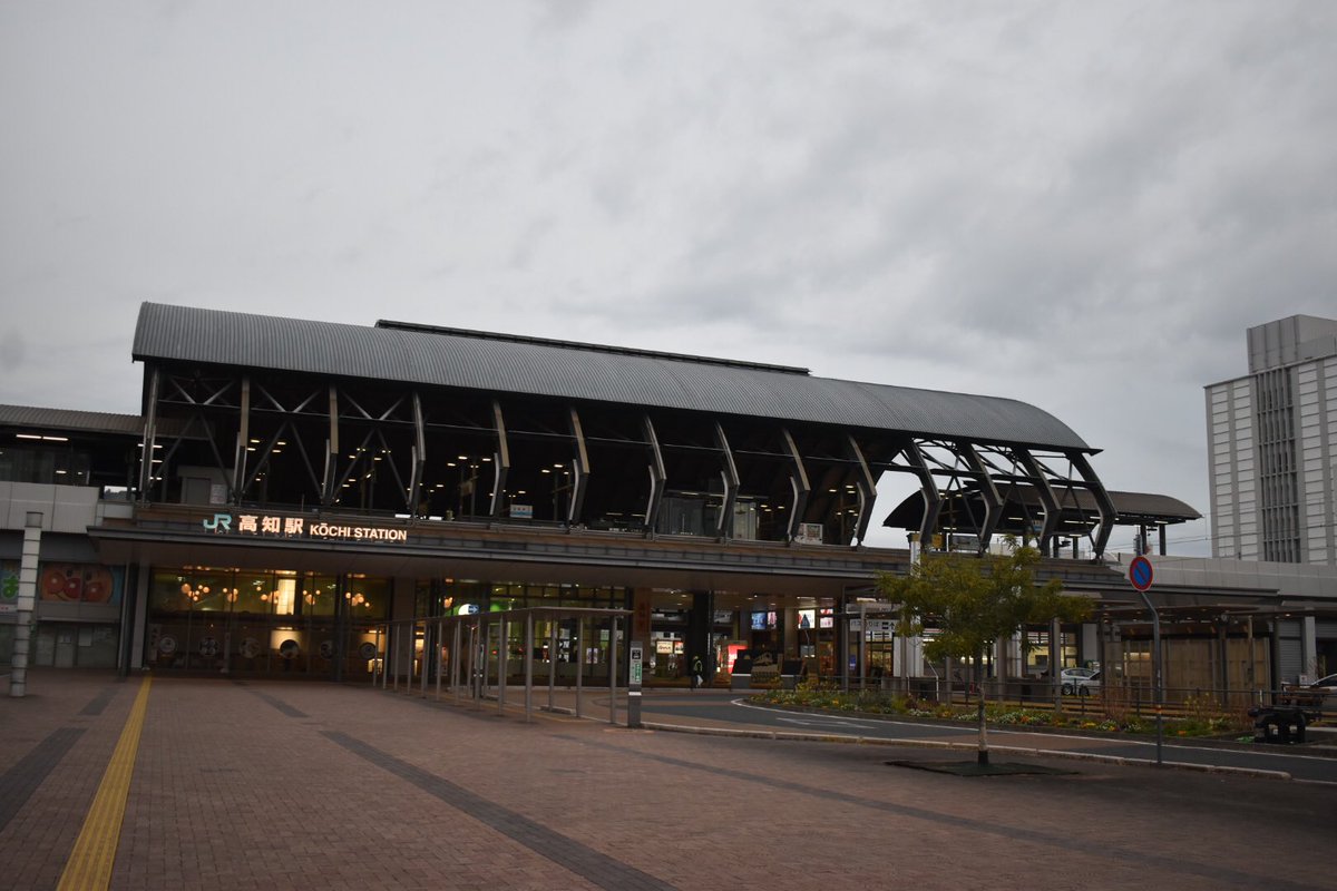ばふぁろうず Auf Twitter 高知7 33 土佐山田8 01 高知駅から土讃線で土佐山田駅へ向かいます 1000形1019 1041 1002の3連での運行です Jr四国 土讃線 高知駅 1000形