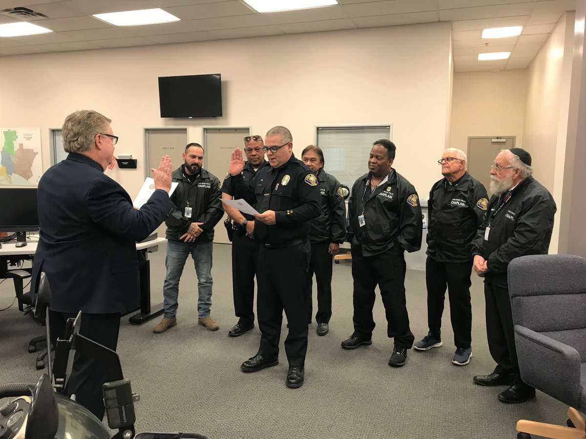 lbpd_volunteers's tweet image. It is with great pleasure that we announce the addition of Ofc. Juan Avila to the LBPD Chaplains program.  This now brings the unit to 19 members. 
full story: facebook.com/LBPDVolunteers/
