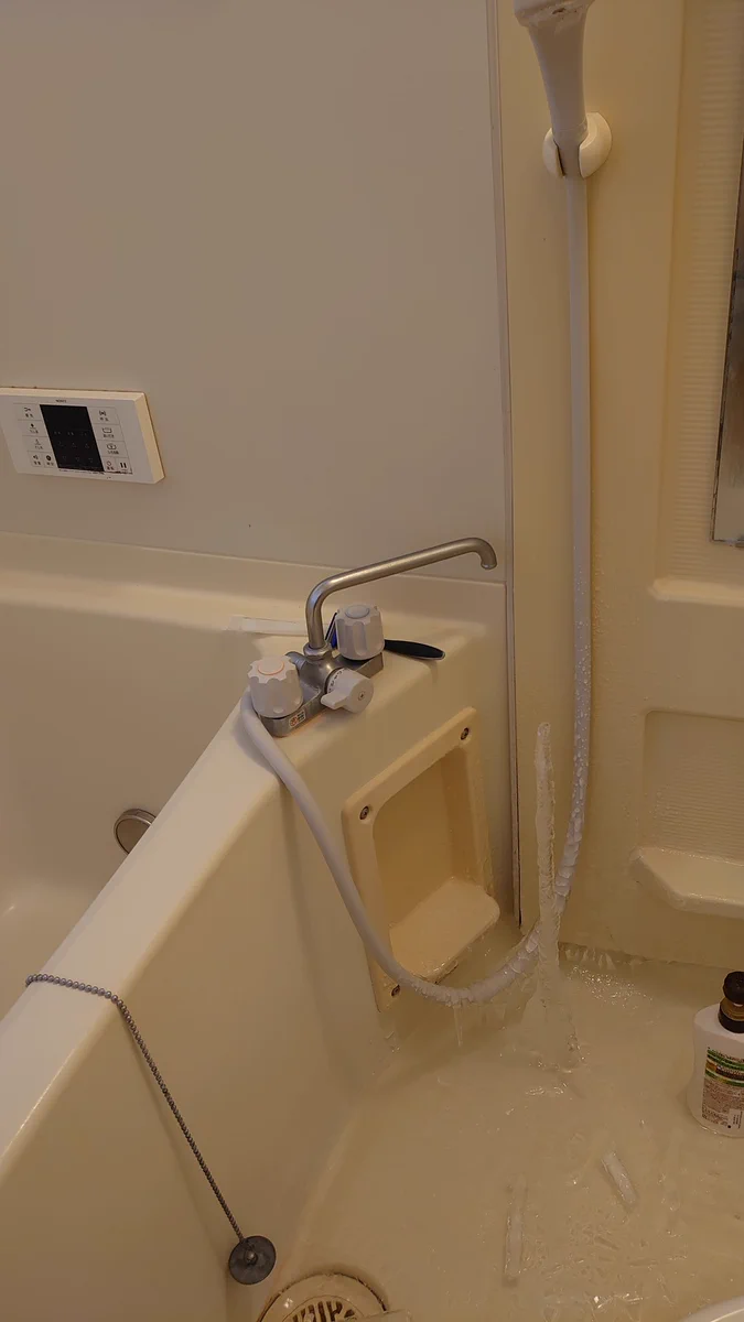 シャワーの下にまさかの…。水が凍っている！！まるで氷山だ！！