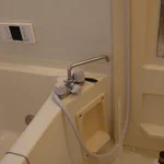 シャワーの下にまさかの…。水が凍っている!まるで氷山だ!