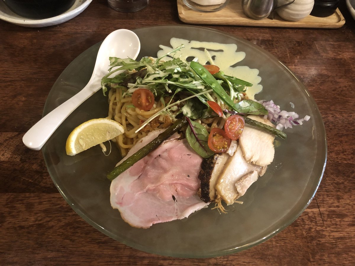 wave_ramen's tweet photo. 【32 限定 海老丸式甘辛酢ッパ麺  海老丸らーめん@神保町】
本日夜までの限定メニュー。文字通り甘辛酢っばさの両方が一体化した美味しいまぜそば。途中でレモンを絞ったり、自家製の海老辣油で味変も楽しめる。3種のチャーシューもどれも美味しい。ランチサービスのカレーもしっかりとした味わい。 https://t.co/0u92lAsSK8