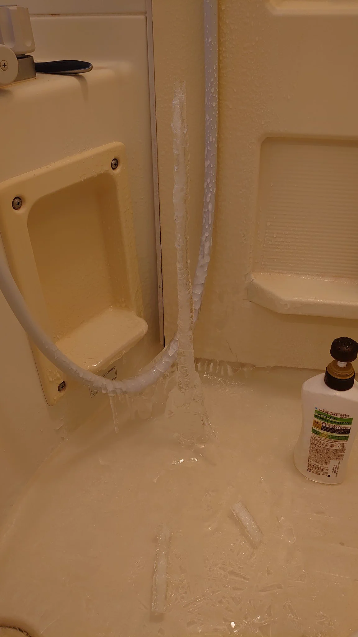 シャワーの下にまさかの…。水が凍っている！！まるで氷山だ！！