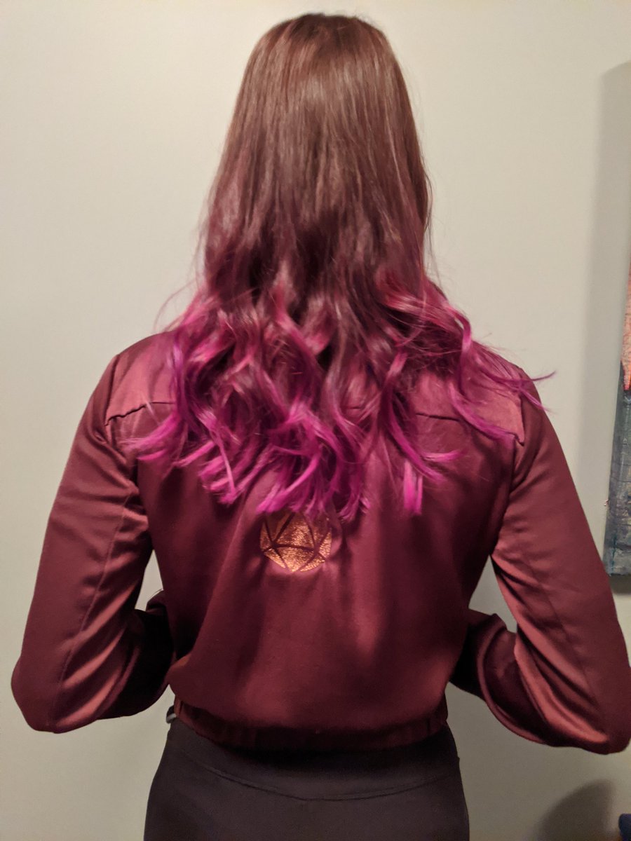 Natural20Studio's tweet image. We've been doing some embroidery on our own clothes recently!

#dnd5e #dndart #Geek #nerdy #clothes #clothing #hairstyles #dungeonsanddragons #dice