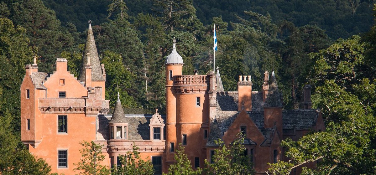 Luxury bedrooms combining history, character and style are just one of the reasons private guests return to Aldourie year after year buff.ly/2IunuHZ