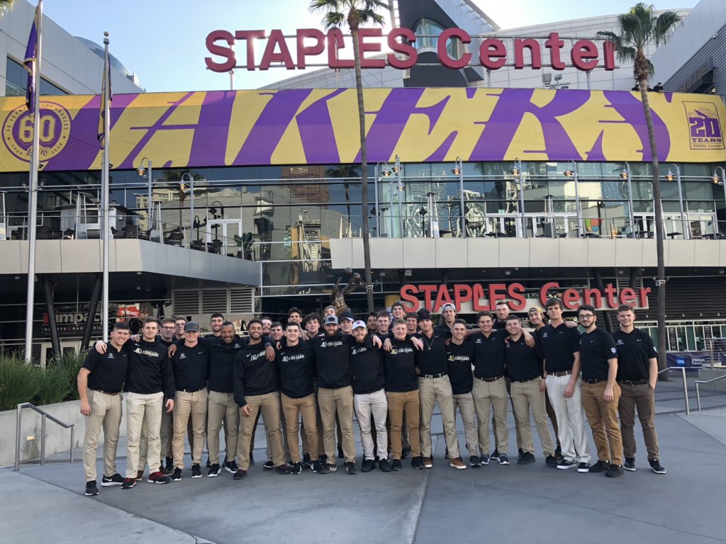 IUKBaseball's tweet photo. Next stop for the Cougs: Los Angeles Staples Center ⚾️🐾 #Team3

@Lakers || @STAPLESCenter https://t.co/CAl2OZGtBL