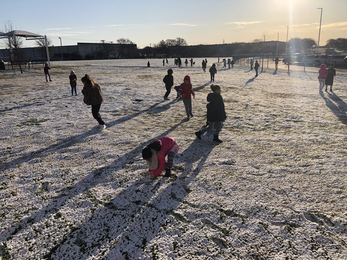 NairSTEAM's tweet photo. Rare sight in Austin, TX! We HAD to play in the snow! #learningaboutweather https://t.co/zkIlqkFdPz