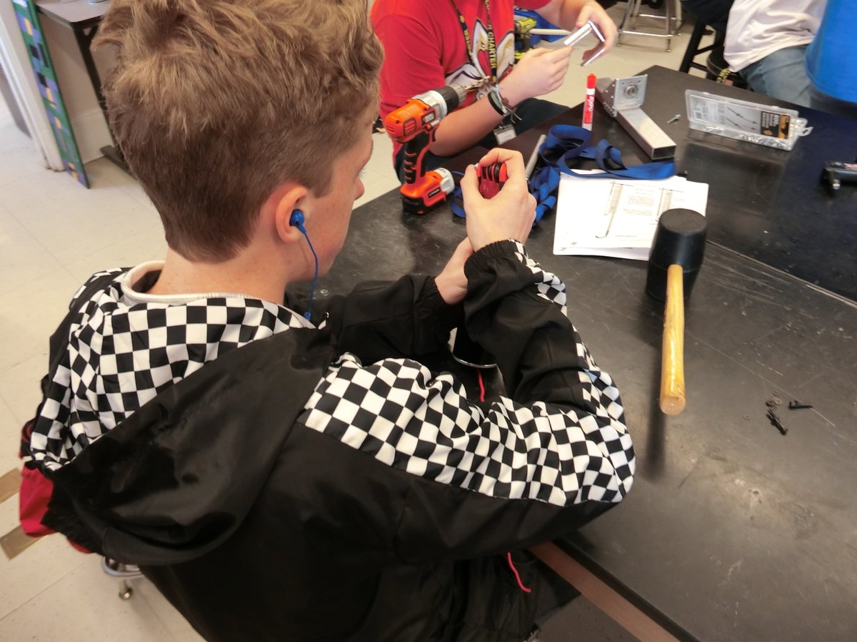 frc7275's tweet photo. Working on our intake and fixing our motors 🛠️⚙️

#FIRST #lusherpride #robotics https://t.co/uDytg6vfDL