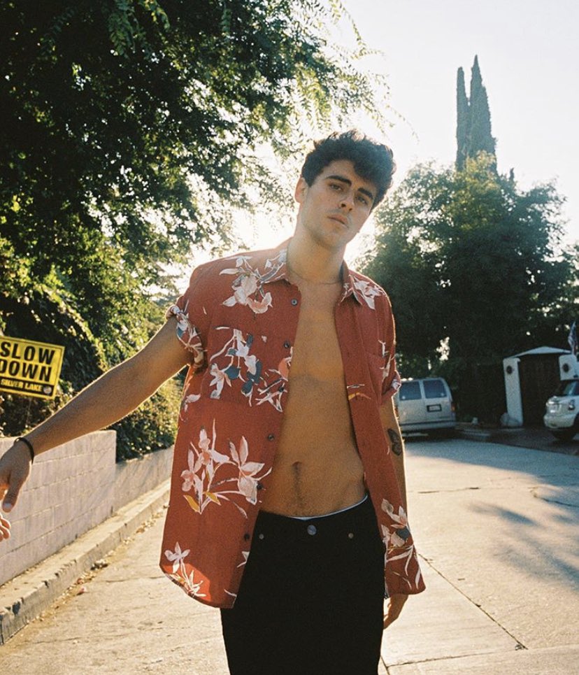 reeceipts's tweet photo. i’m a... wait for it... dad that goes to a tropical place for a summer vacation with his family #NORTHSELFIES https://t.co/Q1SYwznUfs