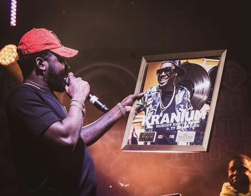 hiphopweekly_'s tweet photo. Our #TBT brings us back to when we presented a GOLD plaque to @Kranium for his amazing track with @tydollasign, "Nobody Has To Know" 🤫💯

Throw it back now: https://t.co/DIQFaAvGes https://t.co/NSy0cJtevf