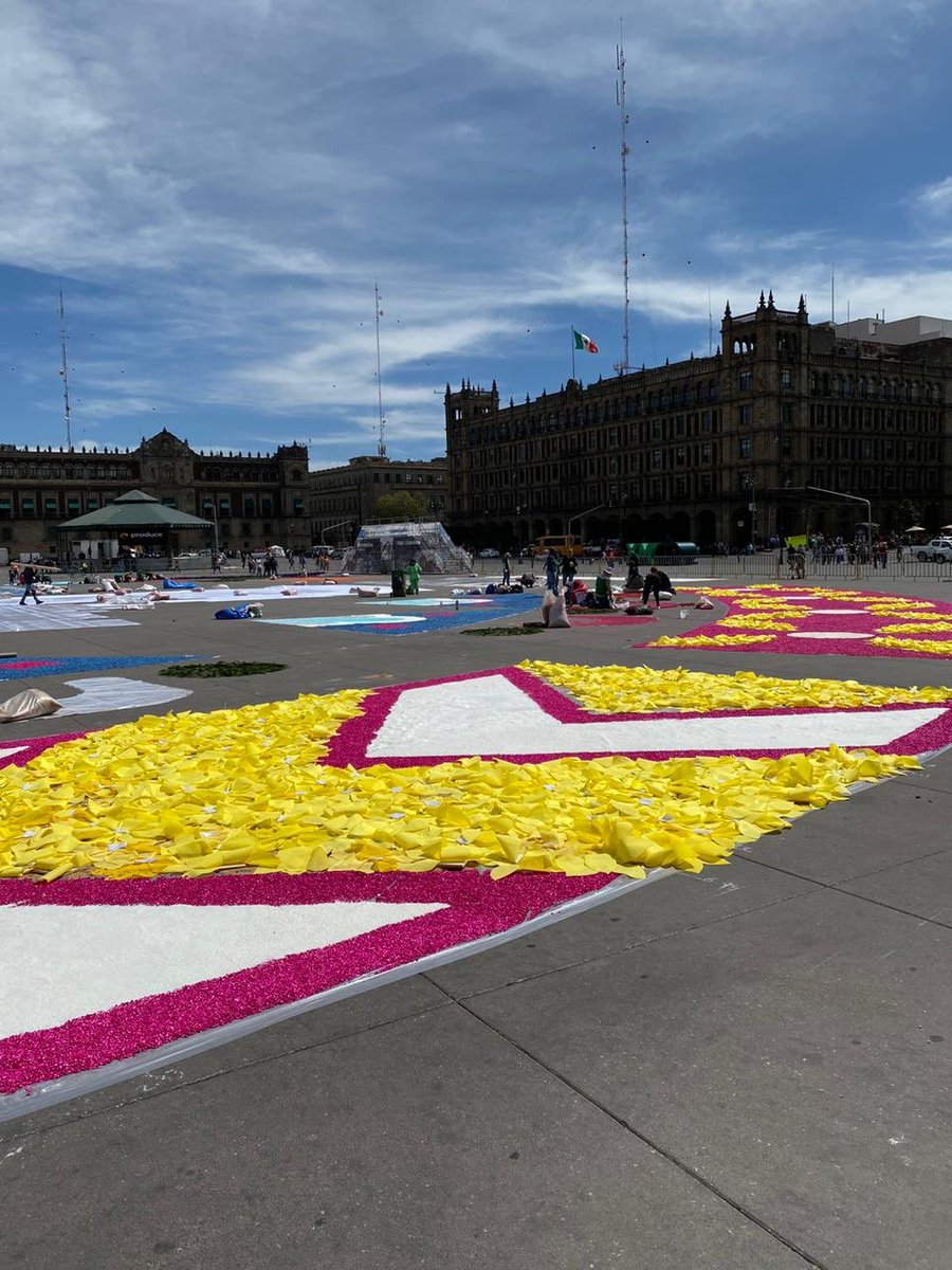 TV4NotiOficial's tweet photo. 🛑#Cultura| Artesanos de Uriangato llenan de color y tradición el #Zócalo de la #CDdeMex, con el tapete monumental #LoViEnTV4 @IECGuanajuato @gobiernogto https://t.co/fwyrH6EtN0