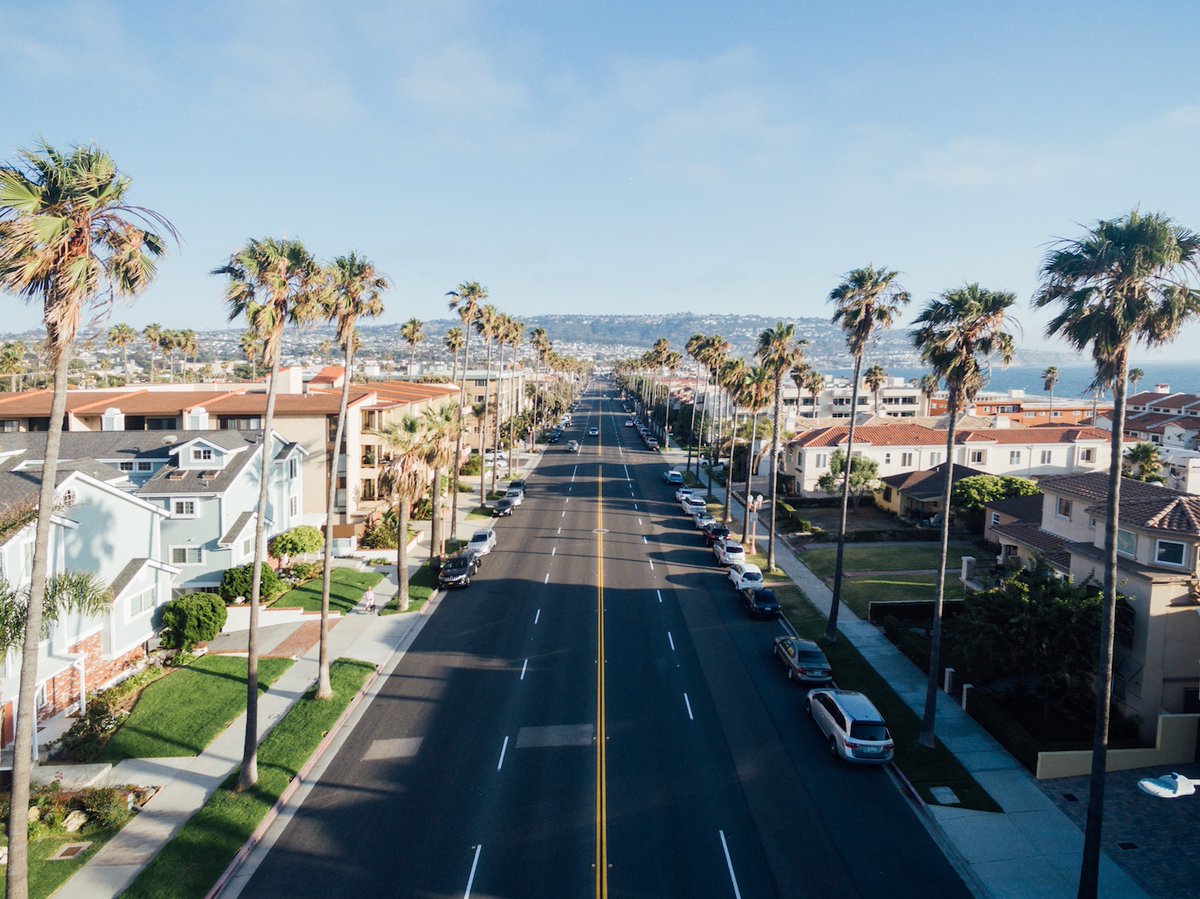 Travelmath's tweet photo. 10 Best Road Trips to Take in America https://t.co/QOiRKhvjOU https://t.co/PUsO7PbfhE