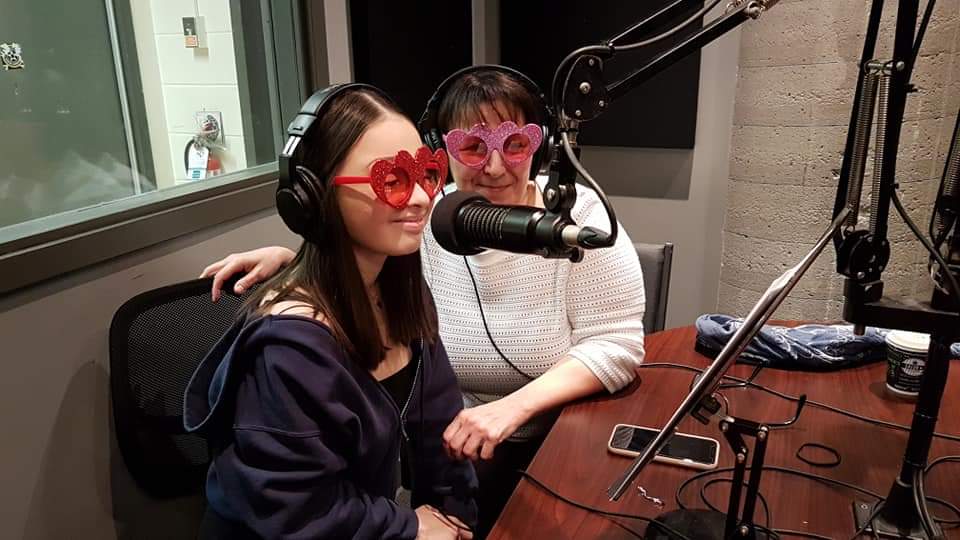 radiododoorg's tweet photo. On se prépare pour l'émission de ce dimanche ! Indice : 😎🤓😉
We're getting ready for this Sunday's show 😎🤓😉
مستعدين لعرض يوم الأحد 😎🤓😉
#RadioDodo #lunettes #glasses #love #show #kids #radio https://t.co/mEX5LrEVor