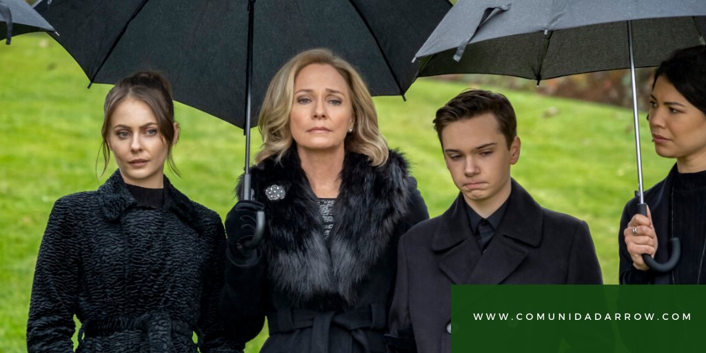 ComunidadArrow's tweet photo. Los hermanos juntos #Arrow #ArrowEnSyfy 8x10 #FinaldeArrow https://t.co/8QAAxrw2RI