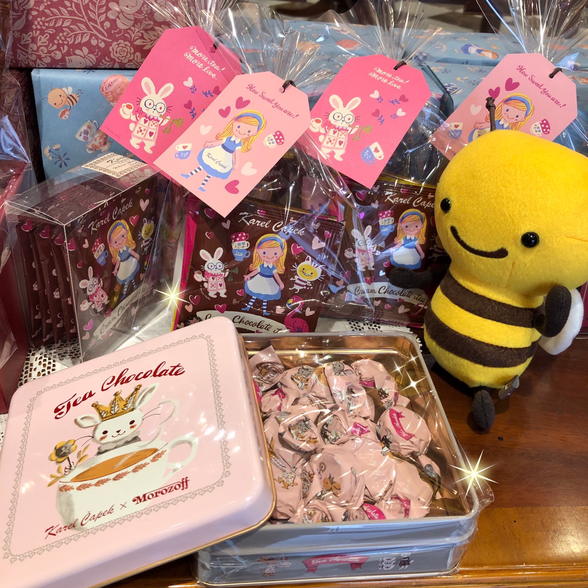 カレルチャペック紅茶店 バレンタインはもうすぐ カレルチャペックとmorozoffがコラボした紅茶チョコレートは 紅茶好きの方にも チョコが好きな方にもおすすめの一品 こちらの商品は近鉄百貨店各店と カレルチャペック紅茶店吉祥寺