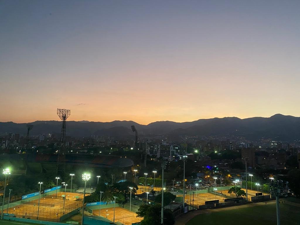 #CielosDelValleDeAburrá | La postal que nos deja la tarde de hoy 😍. 

#Atardecer #Sunset #MontañasDeAntioquia #Medellín #ValleDeAburrá #CieloNaranja