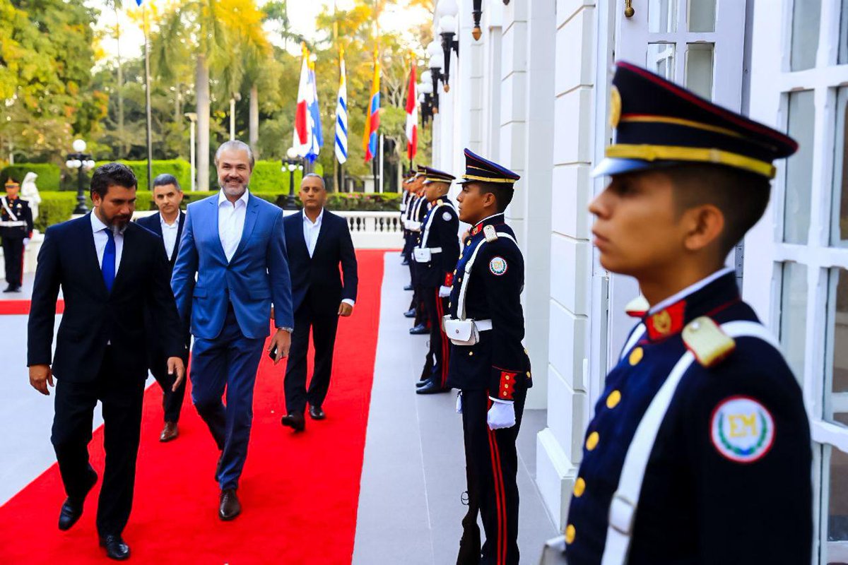 SecPrensaSV's tweet photo. Esta tarde el Presidente de la República, @nayibbukele, recibe al vicepresidente del sector público de @OracleLatam, Alexandre Paiva, con quien se abordarán importantes temas para el desarrollo de El Salvador. https://t.co/xKJfnzwwdm