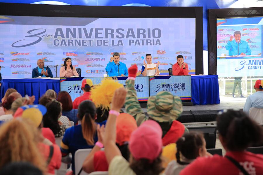 NicolasMaduro's tweet image. Ordené incorporar a 200 mil familias en la Gran Misión Hogares de la Patria para llegar a los 6 millones 200 mil hogares atendidos. El Carnet de la Patria llegó para brindar todo nuestro apoyo en la salud, la educación, la cultura, la vivienda y más. ¡Máxima Protección al Pueblo!