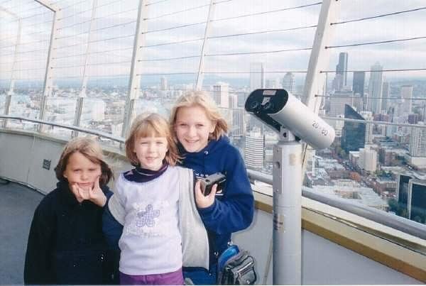 space_needle's tweet image. We love a good #tbt 😊 Throwing it back to family vacations on the former observation deck surrounded by wire caging at the Space Needle. Thank you @paulstephenstudio for sharing this memory! 

Have you visited since the renovation?

#spacelift #renovation #throwbackthursday