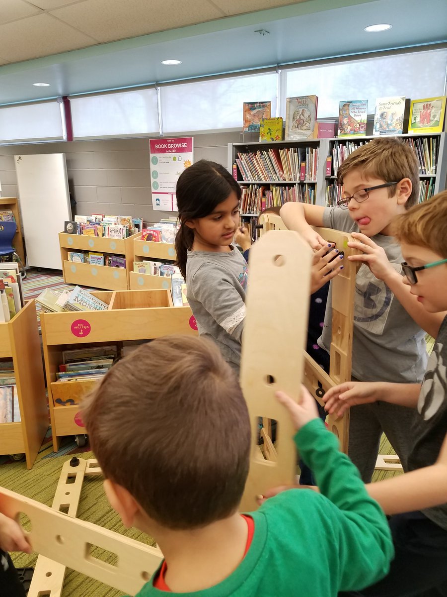 AngieHembree1's tweet photo. Maker modules = collaboration, curiosity and great inventions. Awesome job students. #lyonschool #weared34 https://t.co/rPSklMEB7o