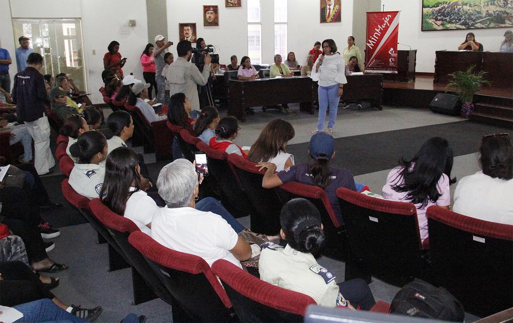 DulceEstadia's tweet photo. ¡𝙀𝙣𝙘𝙪𝙚𝙣𝙩𝙧𝙤 𝙛𝙚𝙢𝙞𝙣𝙞𝙨𝙩𝙖!
La ministra Asia Villegas, sostuvo un encuentro con los diferentes movimientos, organizaciones de mujeres y entes receptores de denuncias, con el propósito de  escuchar los lineamientos y propuestas para el año 2020 desde Minmujer. #6Feb https://t.co/NUOGd3jkzR