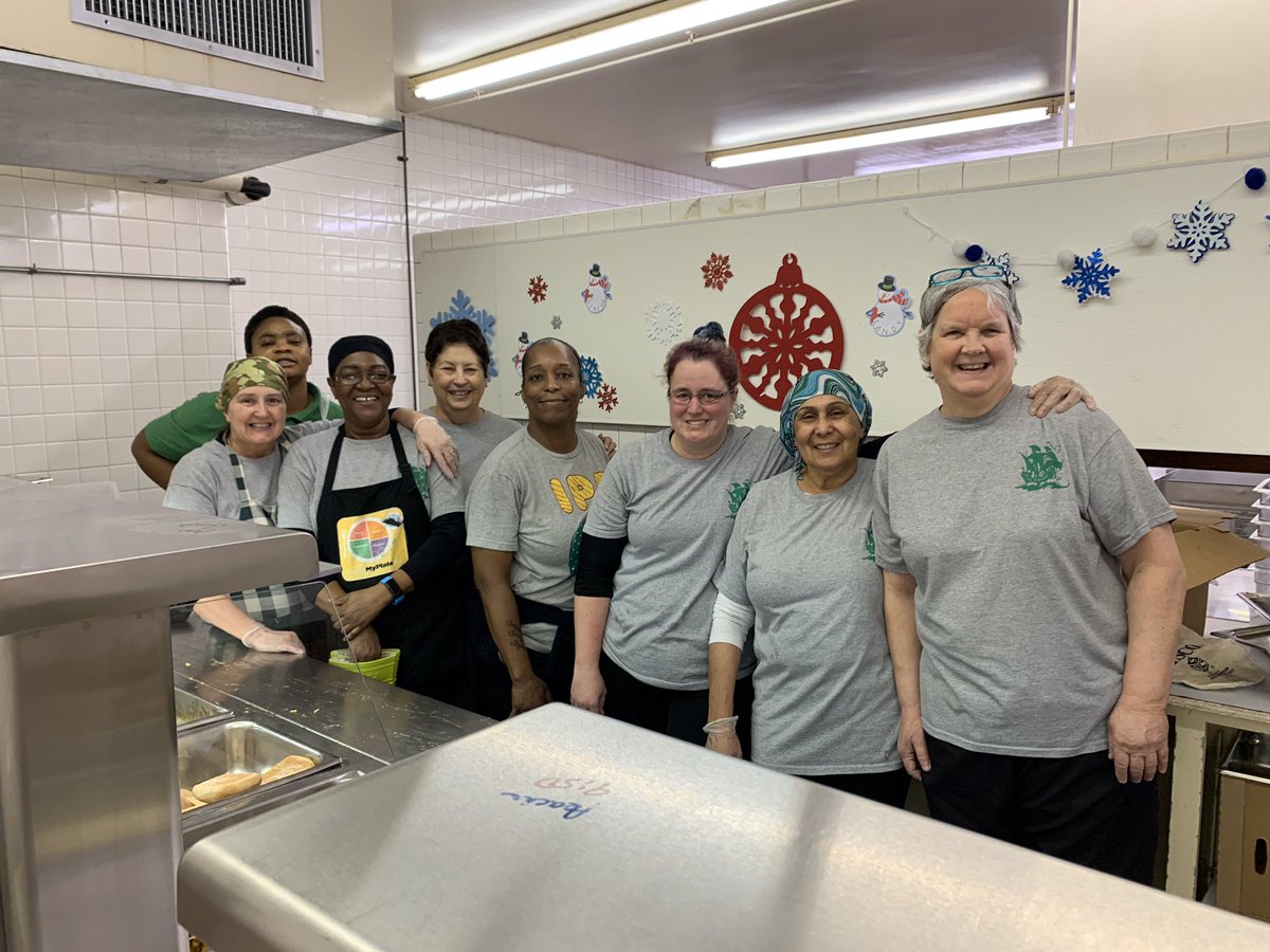 IPEPirates's tweet photo. Irving Park Staff comes together with an early dismissal. We have the best TEAM! Thank you everyone. Everyone ROCKED!   Especially our cafeteria staff @IrvingParkPTA https://t.co/FLAEa6Eu9W