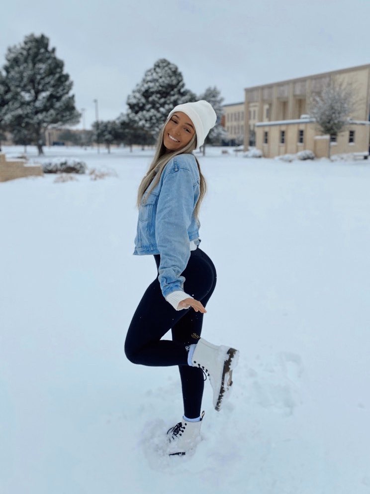 emmaaarf's tweet photo. biiiiig snow girls ❄️ https://t.co/3u6xLkSoZo