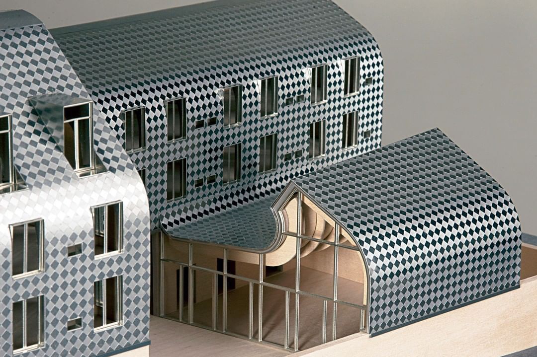 DesignApplause's tweet photo. "Architectural model of exeter college, cohen quad, revealing the wrap around roof treatment of the fitzhugh auditorium, through to the upper levels. @AlisonBrooksArc 

#architecture #exetercollege #cohenquad #roof #auditorium #architecturalmodel #universitybuilding" https://t.co/H2L9Fa3Ka0