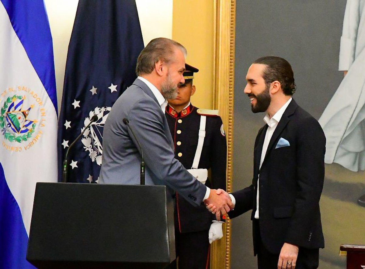 SecPrensaSV's tweet photo. El acuerdo de cooperación del Gobierno de @nayibbukele y @OracleLatam contribuirá a reducir la brecha digital y a crear un entorno educativo más tecnológico, tanto para los estudiantes como los alumnos. Esto es parte de los pilares educativos de esta administración gubernamental. https://t.co/p5dTciGKii