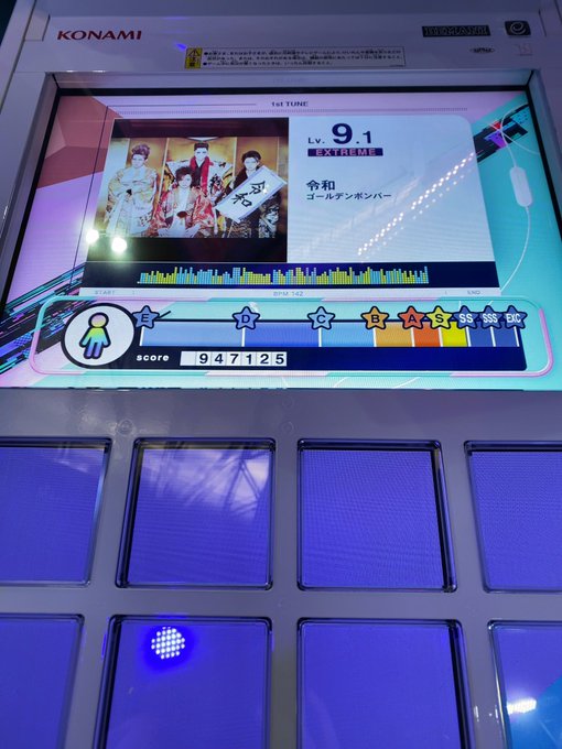 Jubeat 02 07 Jaepoにて新筐体が初披露 どう変わった 従来の筐体とパネルの大きさが違う そんなことしたら押せなくなる人いるだろ エムジフ 音ゲー情報局 Mgif