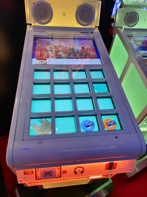 Jubeat 02 07 Jaepoにて新筐体が初披露 どう変わった 従来の筐体とパネルの大きさが違う そんなことしたら押せなくなる人いるだろ エムジフ 音ゲー情報局 Mgif
