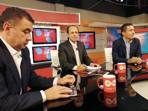Efpalacios's tweet photo. Esta noche de jueves a las 22:00 hrs., en #LineaXLinea de @CBwebtelevision: #DonalTrump en cierne su reelección en #EEUU ¿beneficia o perjudica a nuestro país?, el #RetoViral #rompecraneos que pone en riesgo la integridad de los jóvenes ¿qué hacer al respecto? Lo esperamos. https://t.co/57LY9eZIje