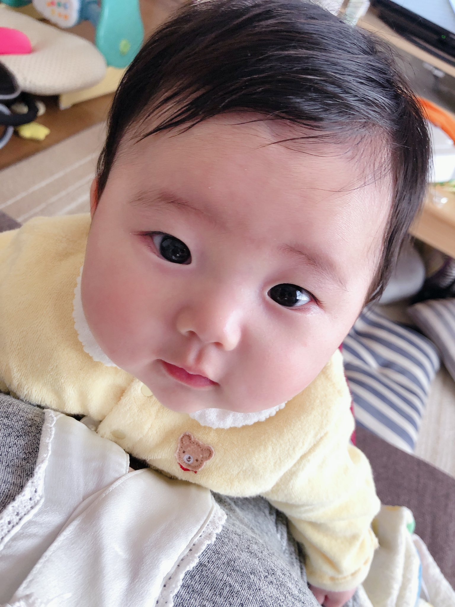 Erimu H 今日は朝から機嫌が良いみたいで 元気に喋って遊んでたと思ったらいきなり寝た そしていきなり起きて泣きそうになってまた寝た うちの娘 寝顔がいつも険しいんだけど なんで 赤ちゃんモデル ベビーモデル 女の子 もうすぐ3ヶ月 Baby