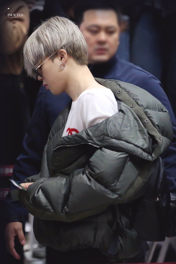 Airport Jimin. The shoulder could NOT be contained