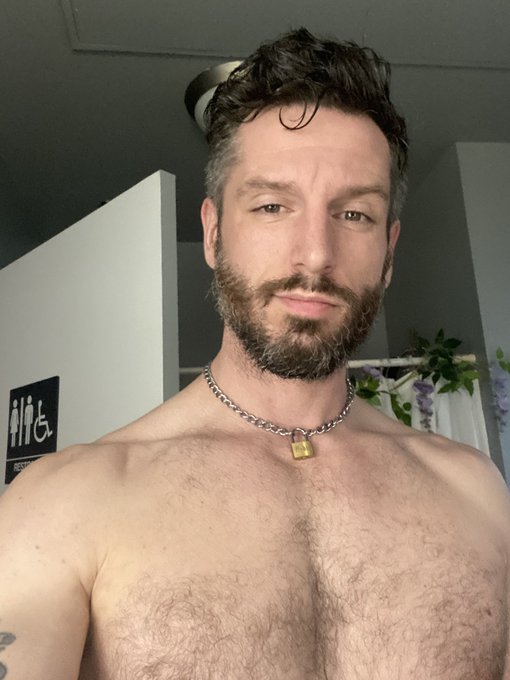 Yay or nay on the necklace? https://t.co/LrGv4noM09