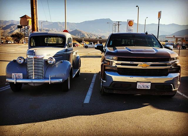 KossacPrincess's tweet photo. Throwback: Chevy Pickup Trucks///the O.G. (very 1st ever, by Chevy) &amp; the newst Silverado 🚙
#throwbackthursday #cars #pickuptrucks #chevy #chevrolet #silverado #antique #vintage #truck https://t.co/EXpfFaCUFt https://t.co/VGVWZCxd3z