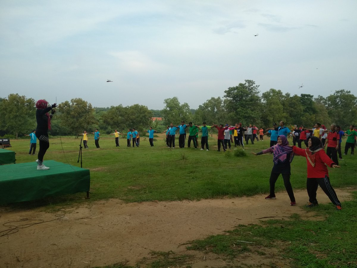 "JUMAT SEHAT" Hari ini jumat (07/02/2020) Giat senam sehat bersama lintas sektoral Kecamatan Blora dan Forkopimcam Blora,Bertempat di ex.lap.Golf Blora
Kegiatan senam bersama dimaksutkan untuk Menjaga kebugaran,kesehatan tubuh dan ajang silaturahmi lintas sektoral.