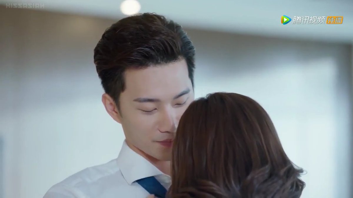 She pointed on his messy tie but wait BF wants you to fix it Flirty Leng  loves to tease her and their that kind of scene gives me butterflies  #MyGirlFriendIsAnAlien