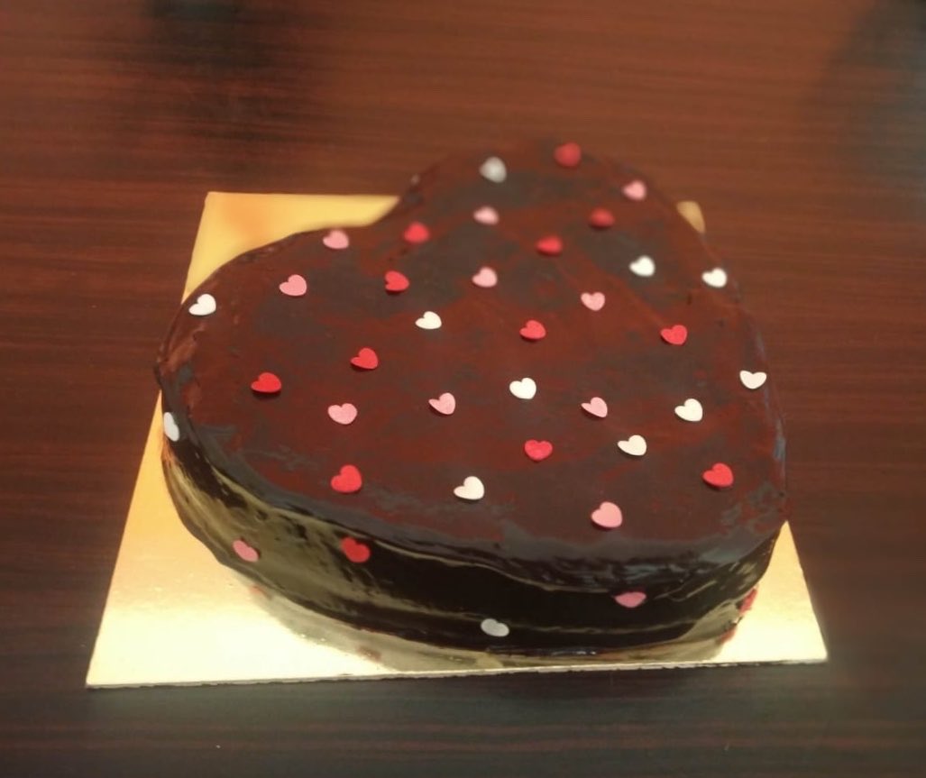 Mumbaiguru's tweet photo. Going out .. #glutenfreevegan #chocolatecake .. #monthoflove 
#healthyspecials 
❤️
@BizareBaker 
#bizarebakerbakes
#homebakery   
#loveforbaking
#celebratewithcake 
#mumbai #delhi
#specialitycakes https://t.co/dgJq3avWN8