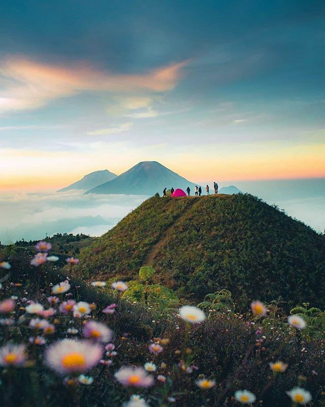 ParaPejalan's tweet photo. The best sunrise view di Jawa Tengah.

Photo by @anandaoktaviano 
#parapejalan https://t.co/aV9VAVpXMf https://t.co/UMH9z8bomM