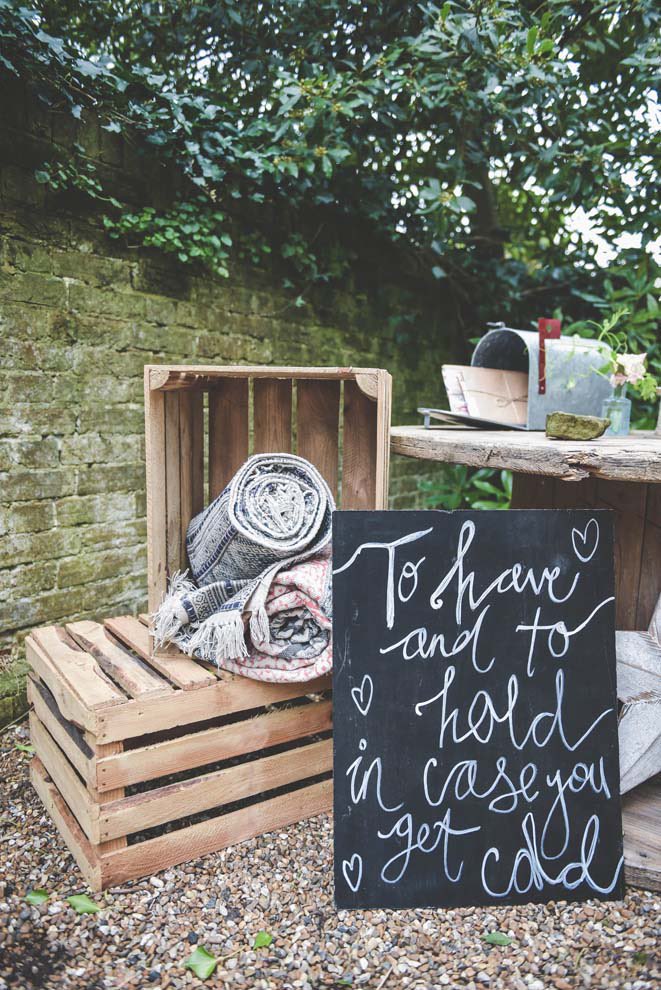 Ensure your #wedding guests stay warm with our vintage blanket boxes and a cute personalised blackboard sign 💕🌿