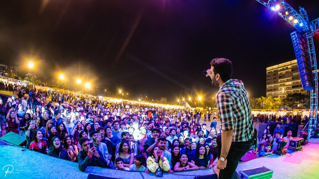 THEHEHASTORY's tweet image. We’re still drooling over @Thatguyfromtyd and the Happy Vibe @tydtheband had set for our Tribe!😍🌈

#TheHeHaStory #3DaysofHappiness #indiemusic #Surat #Weekend #Gujarat #theyellowdiary #band