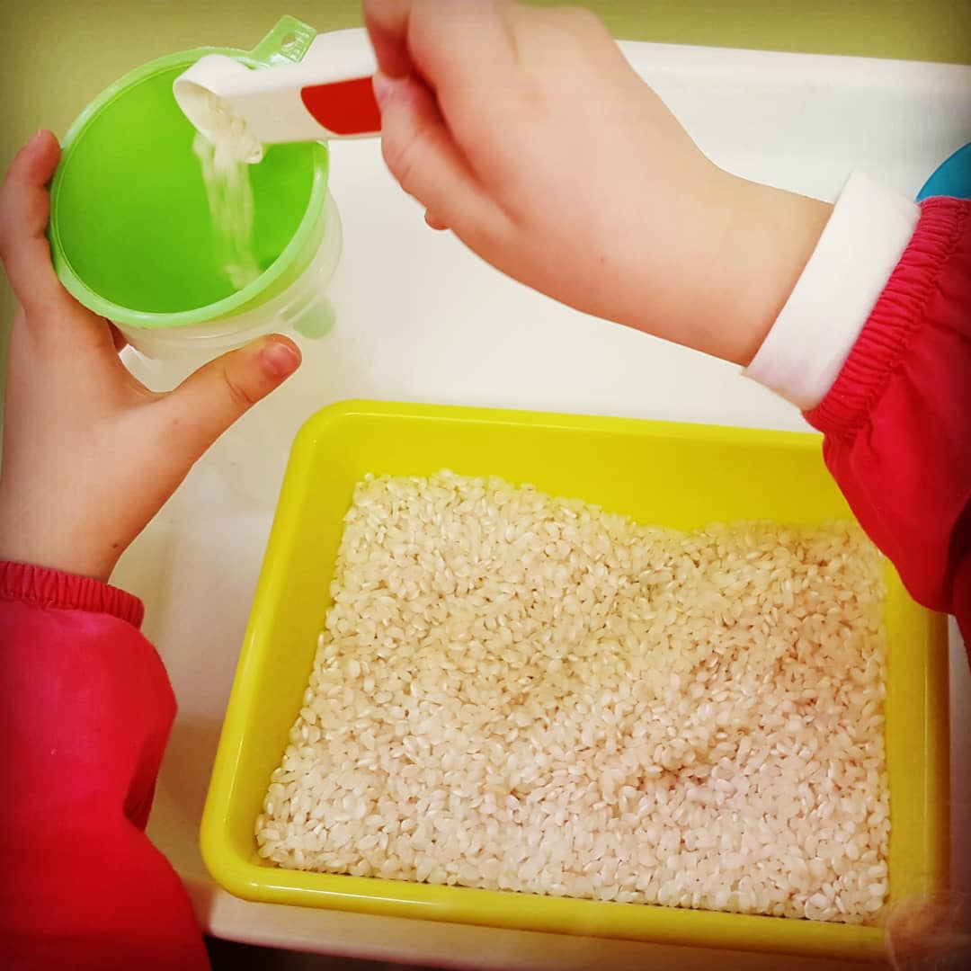elnidodepippi's tweet photo. ➡️Trasvases de arroz en el Rincón de Vida Práctica. ¿Alguien conseguirá que no se caiga ni un grano de arroz??🤣🤣
Es increíble la concentración y el esmero que le ponen...😉💖
#vidapractica
#vidapracticamontessori
#motricidadfina
#atención #montessori
#infantil #educación https://t.co/3ajgtjIVxO