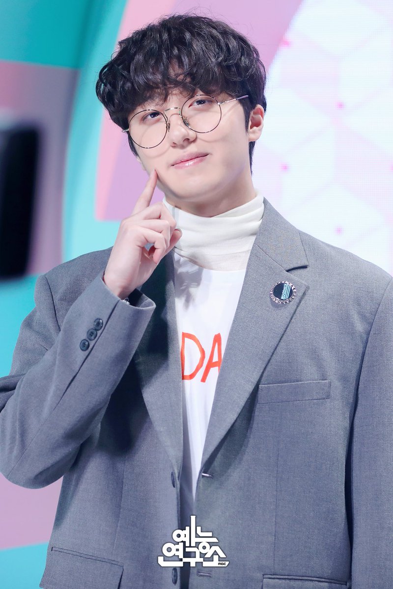 MBC_entertain's tweet photo. 음중 MC석에 에이티즈 캡틴 홍중이 함께했어요 여러분 한 눈 팔지 마세요✌️
토요일 오후 3시 30분에 시작하는 이번 주 #쇼음악중심 도 기대하쇼쇼쇼⚓️
📷 ☞ https://t.co/xwzg4cUB1J
200201 #쇼음악중심 #음중 #미나 #찬희 #홍중 @gu9udan @SF9official @ATEEZofficial https://t.co/3yW03Qok6e