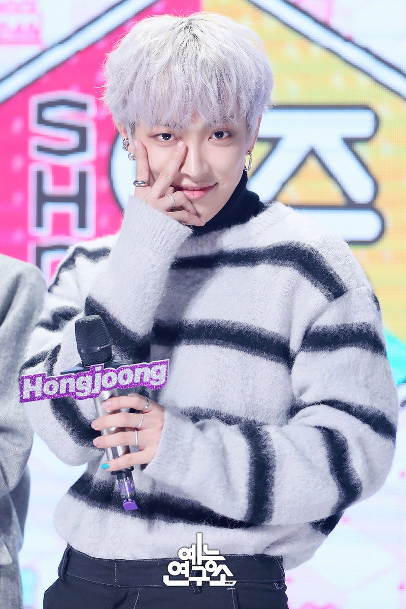 MBC_entertain's tweet photo. 음중 MC석에 에이티즈 캡틴 홍중이 함께했어요 여러분 한 눈 팔지 마세요✌️
토요일 오후 3시 30분에 시작하는 이번 주 #쇼음악중심 도 기대하쇼쇼쇼⚓️
📷 ☞ https://t.co/xwzg4cUB1J
200201 #쇼음악중심 #음중 #미나 #찬희 #홍중 @gu9udan @SF9official @ATEEZofficial https://t.co/3yW03Qok6e